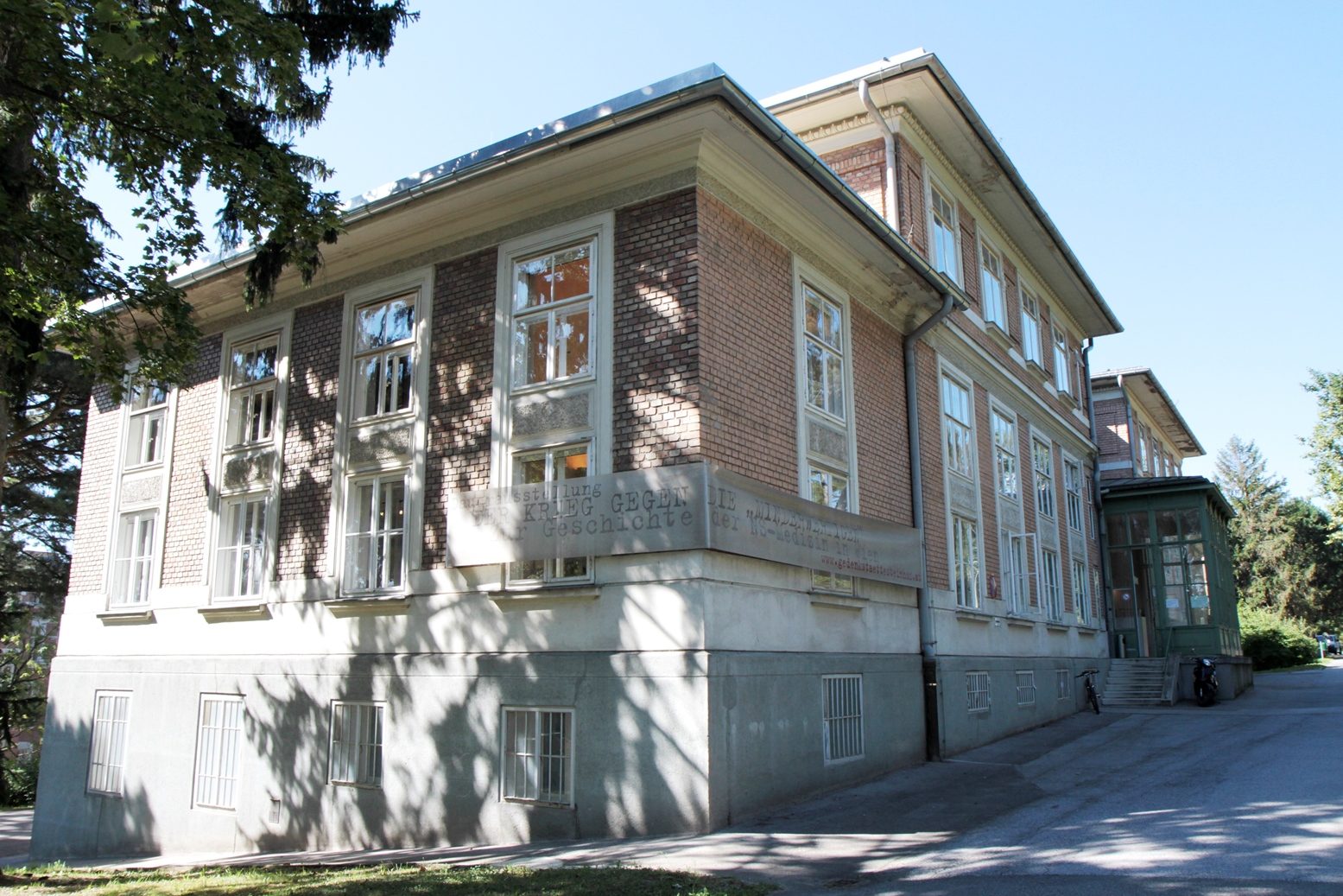 Pavilion 5 with historic exhibition, Steinhof Spital, Vienna - 01.JPG